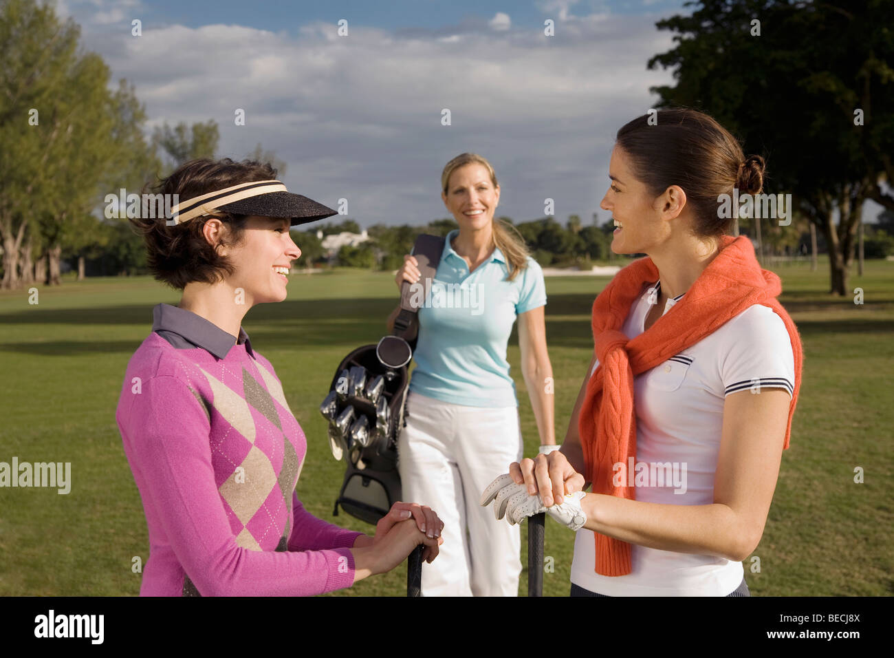 Tre i golfisti in un campo da golf e sorridente, Biltmore Golf, Coral Gables, Florida, Stati Uniti d'America Foto Stock