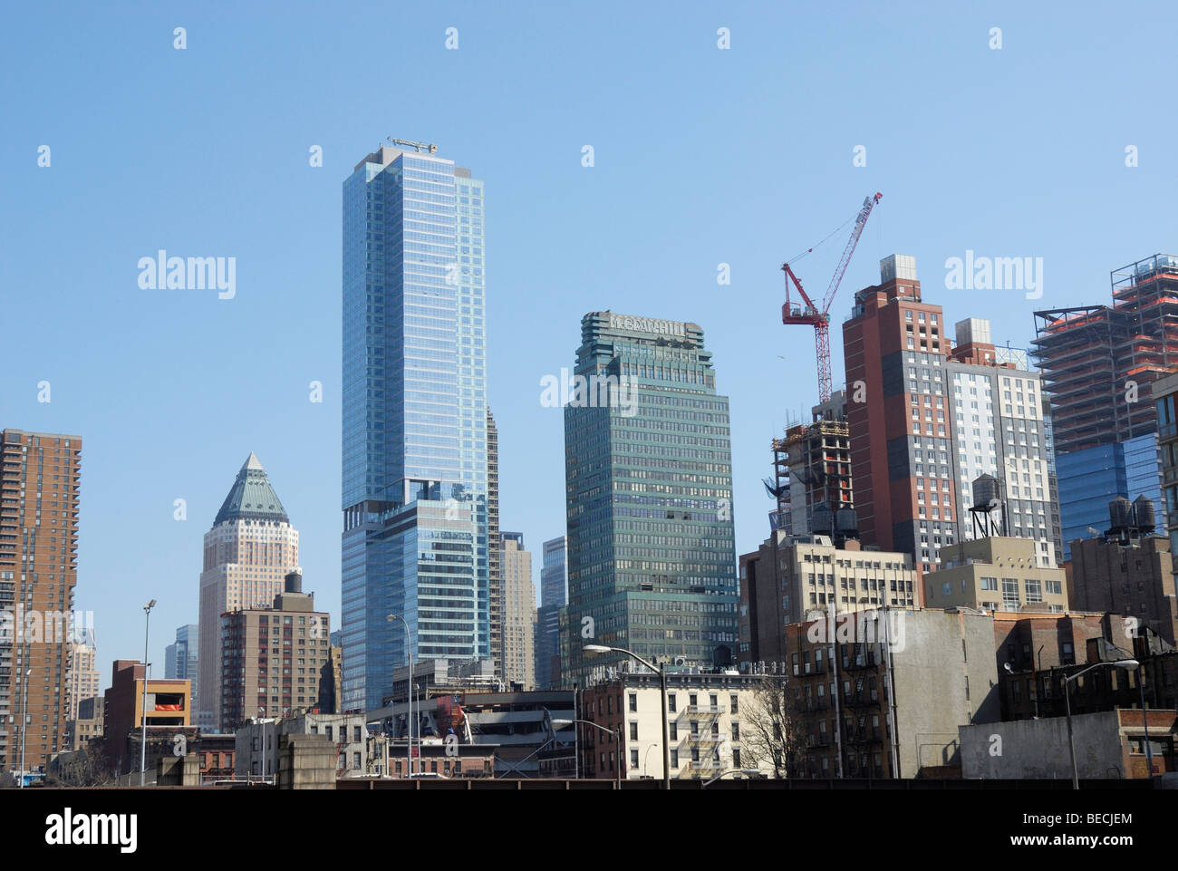 Abbassare West Side di Manhattan con un edificio sito di un edificio multipiano, New York, Stati Uniti d'America Foto Stock