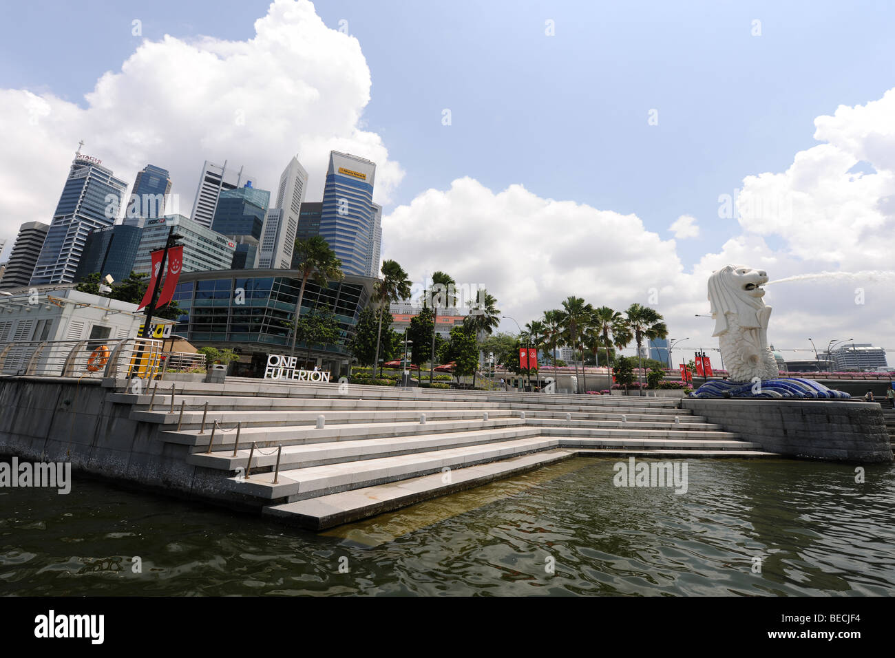 Merlion, (simbolo di Singapore) e dello skyline della città, Singapore Foto Stock