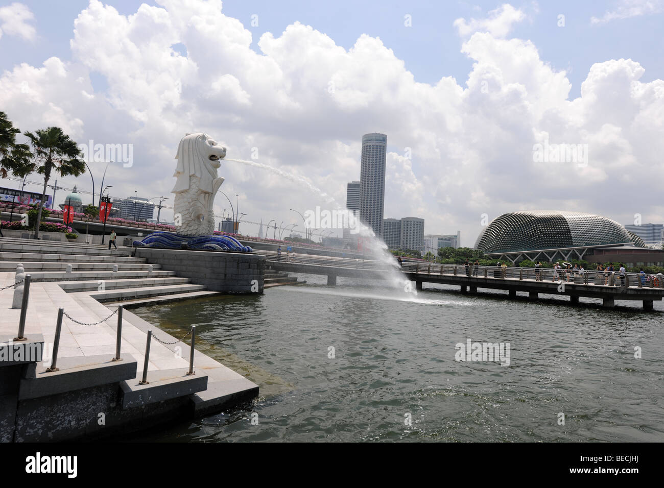 Merlion, (simbolo di Singapore) e dello skyline della città, Singapore Foto Stock