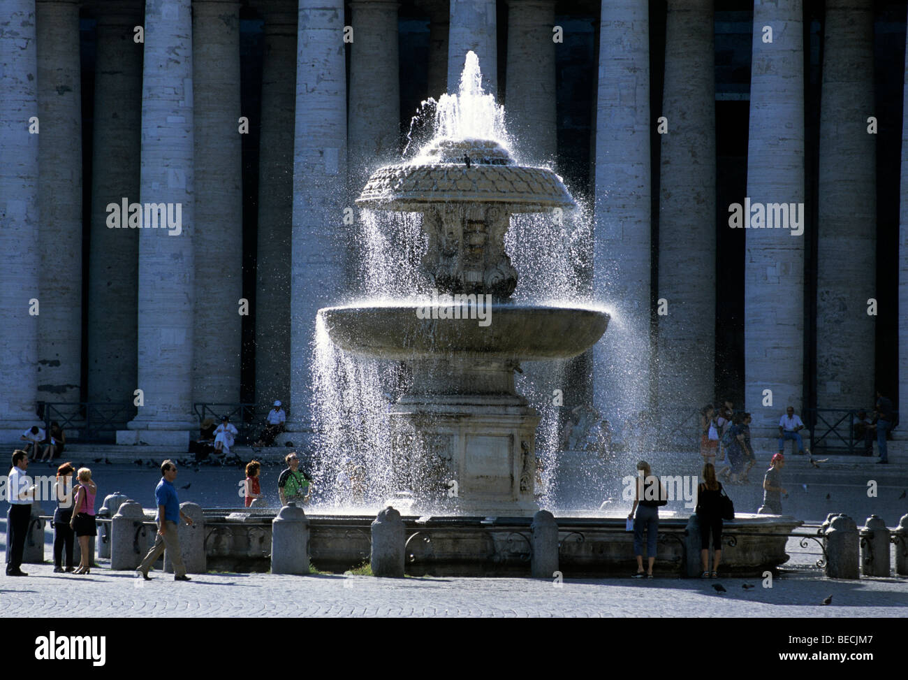 Foutain, colonne, colonnati, Piazza San Pietro e Piazza San Pietro e la Città del Vaticano, Roma, Lazio, l'Italia, Europa Foto Stock
