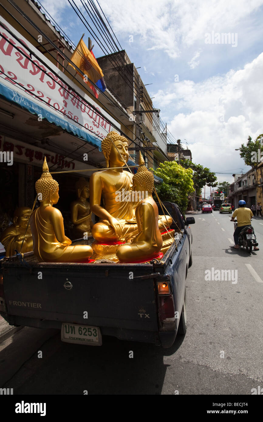 Bangkok Buddha Street, conosciuto localmente come Bamrung Muang Road Foto Stock