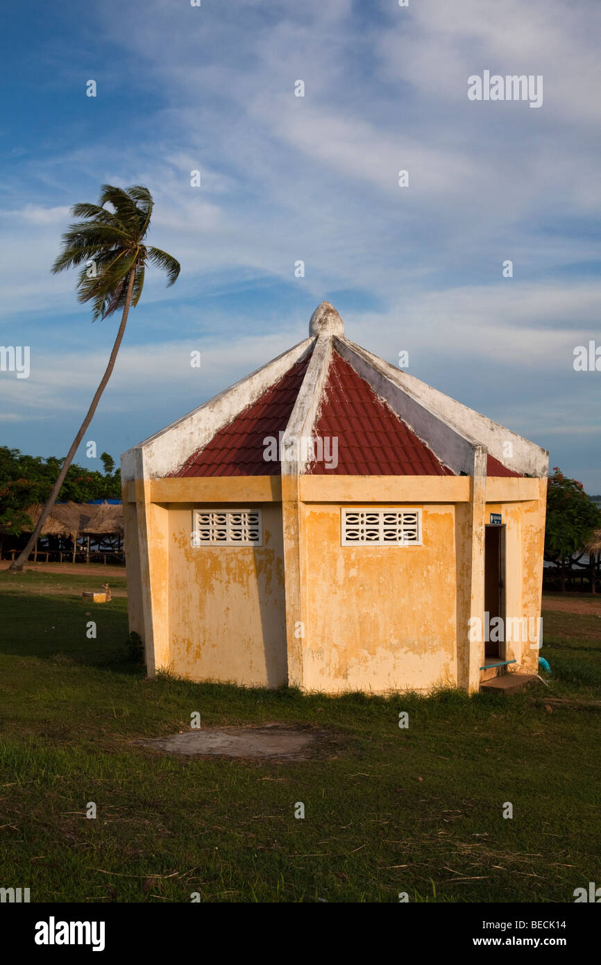 Il kitsch Beach House, Kep Foto Stock