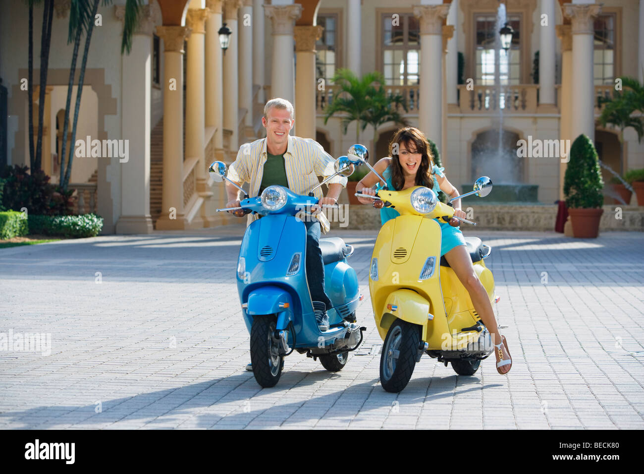 Giovane seduto su ciclomotori, Biltmore Hotel Coral Gables, Florida, Stati Uniti d'America Foto Stock