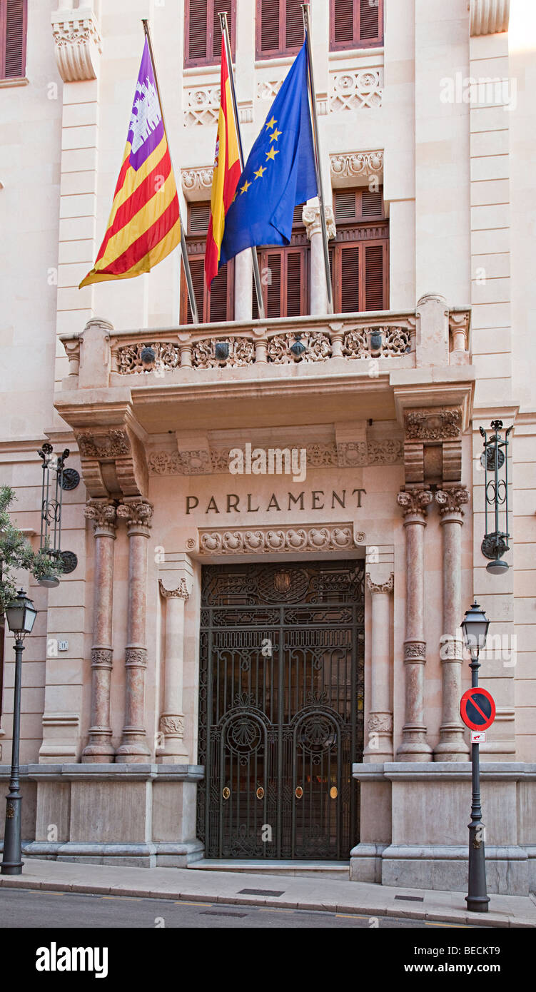 Il palazzo del parlamento con bandiere Palma Mallorca Spagna Spain Foto Stock