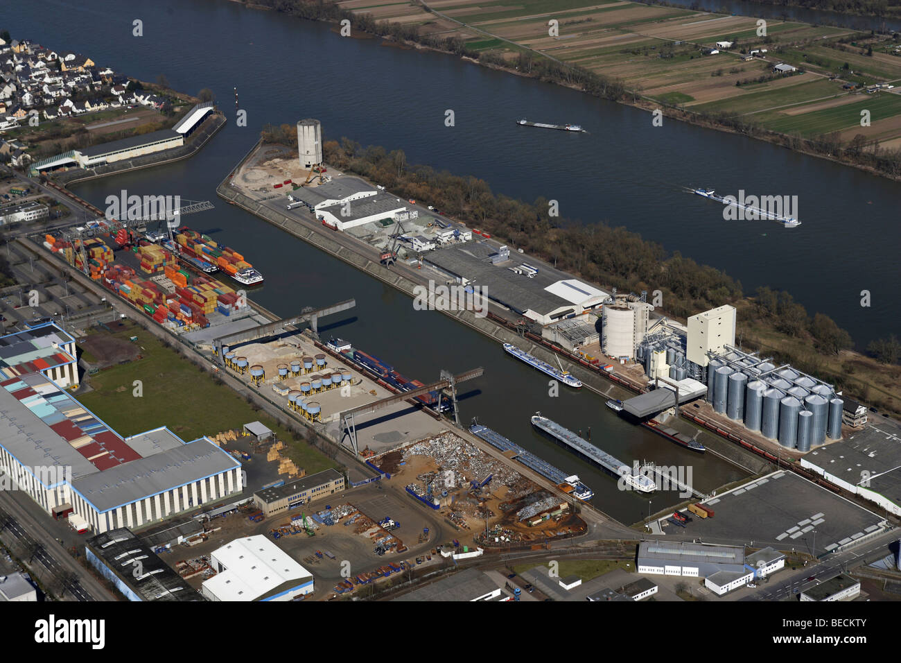 Foto aerea, porto industriale sul fiume Reno, Coblenza, Rhineland-Palatine, Germania, Europa Foto Stock