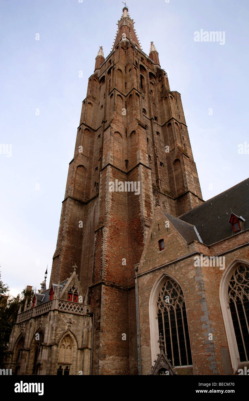 La torre della chiesa di Nostra Signora a Bruges, Belgio, Europa Foto Stock