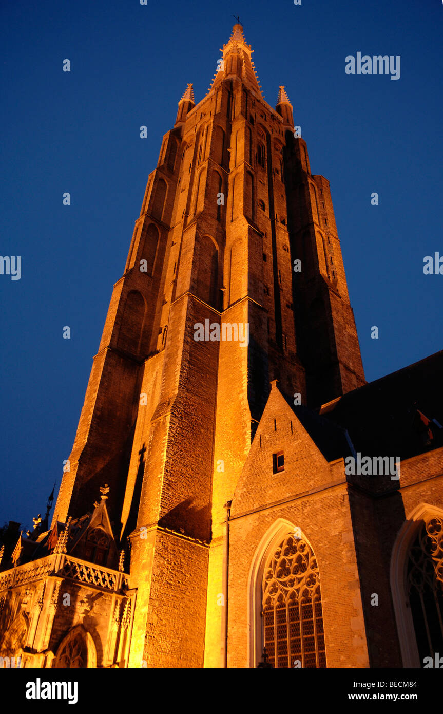 Torre illuminata della chiesa di Nostra Signora a Bruges, Belgio, Europa Foto Stock