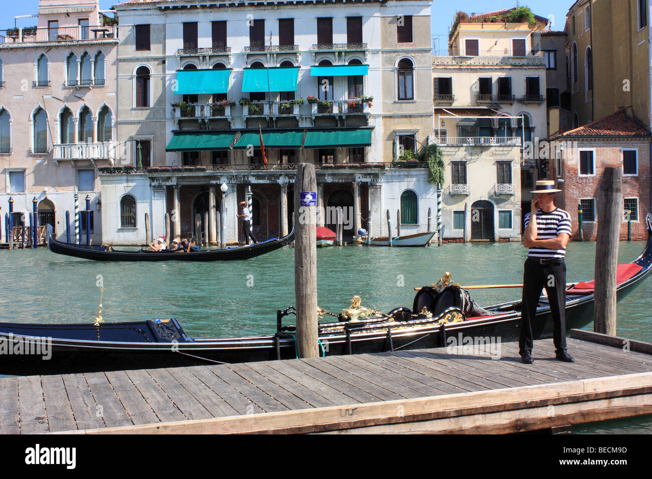 Gondoliere presso il Grand Canal, Venezia Foto Stock