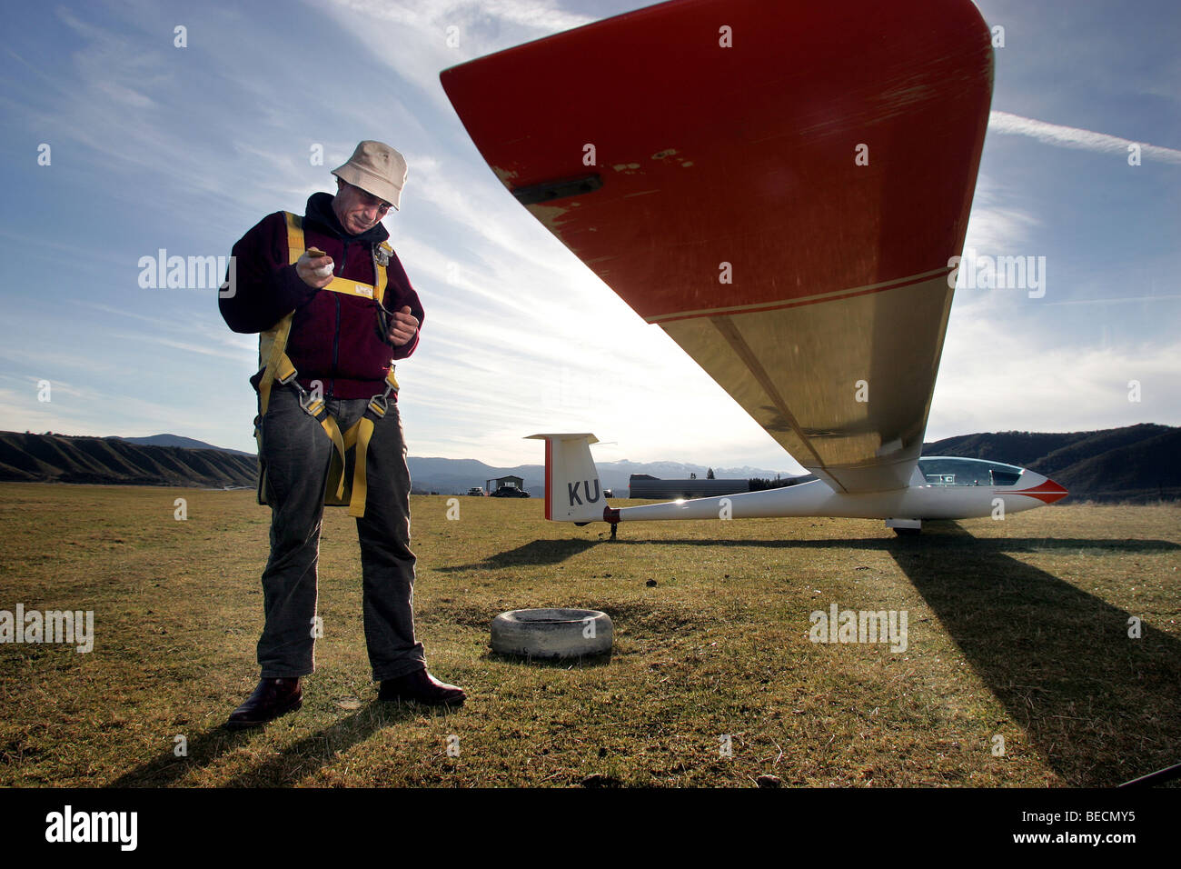 Rob Corlett con il suo sindacato di proprietà di aliante Nimbus a Nelson Lakes Parapendio Club, St Arnaud, Nelson, Nuova Zelanda Foto Stock