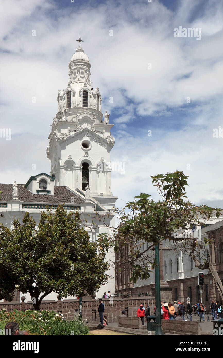 Plaza de Independencia con El Sagrario Tower, Quito, Ecuador Foto Stock