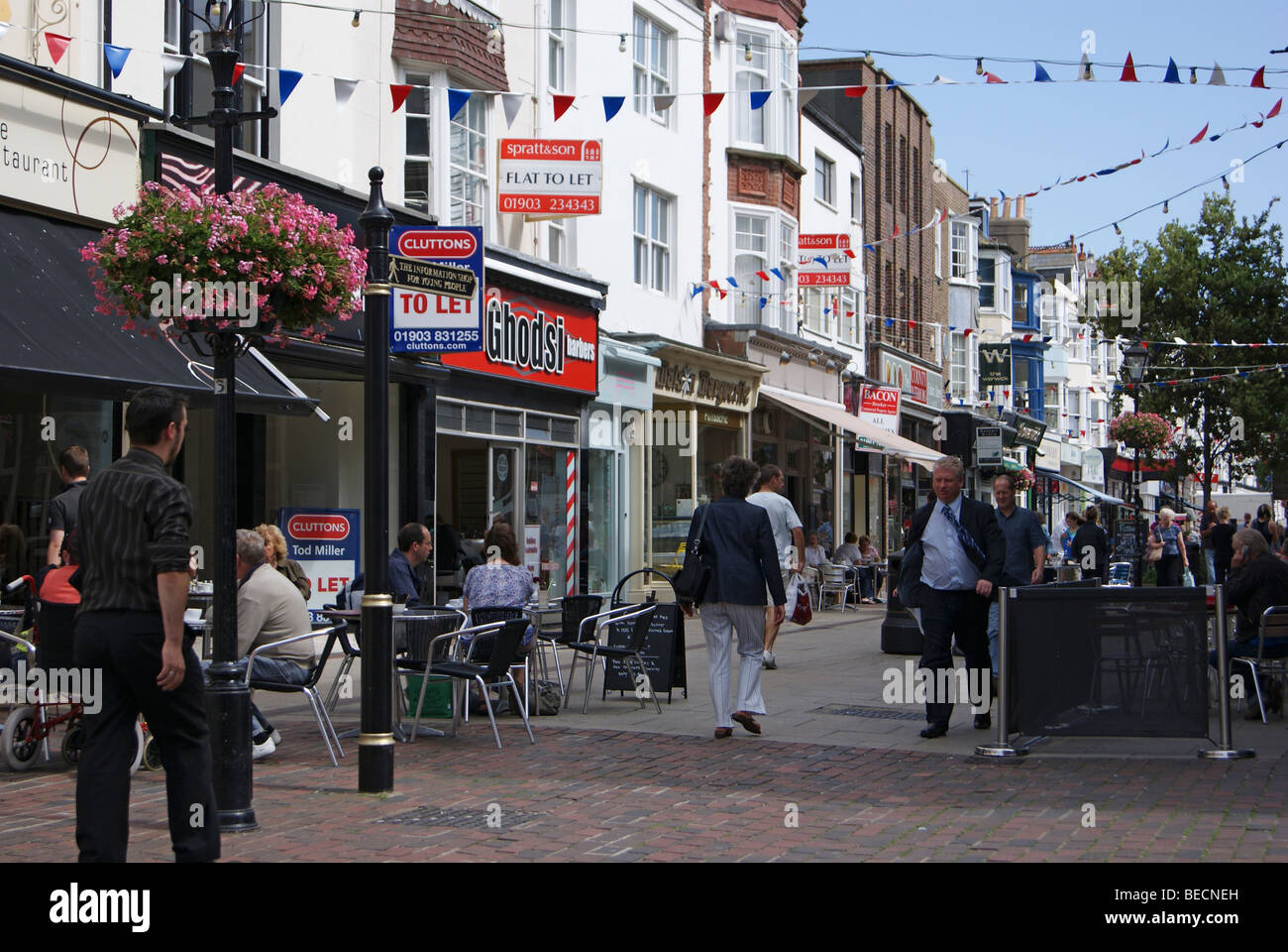 People shopping a Worthing West Sussex Foto Stock