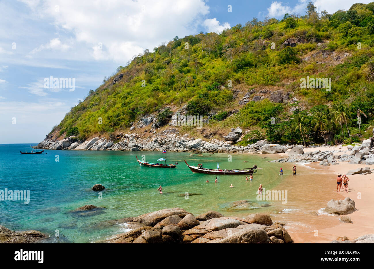 Lunga coda di ancoraggio barche nella baia di Nui Beach sull'Isola di Phuket Thailandia del sud sud-est asiatico Foto Stock