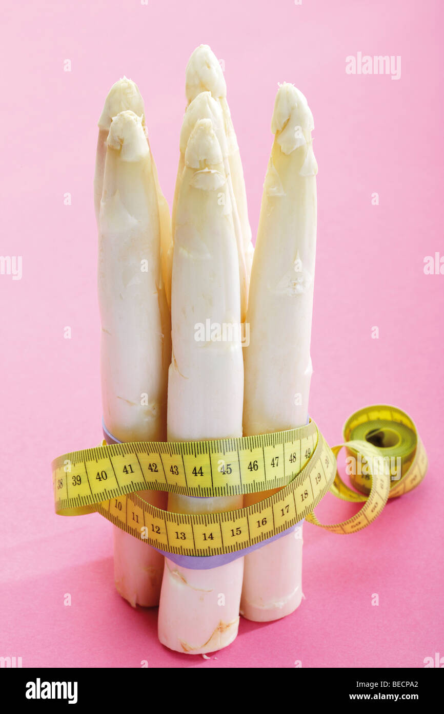 Asparagi con un nastro di misurazione Foto Stock