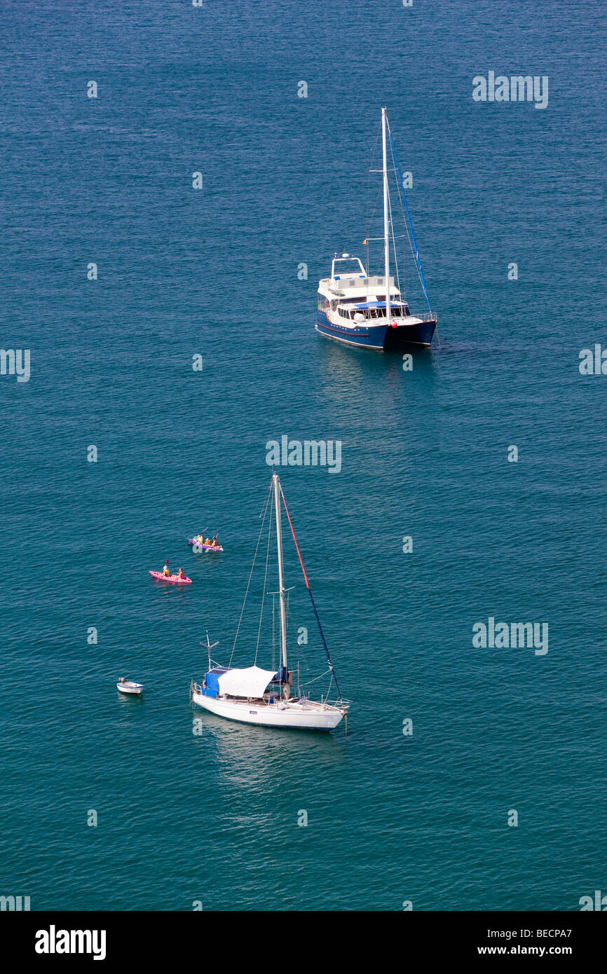 Barche a vela e canoe Isola di Phuket Thailandia del sud sud-est asiatico Foto Stock