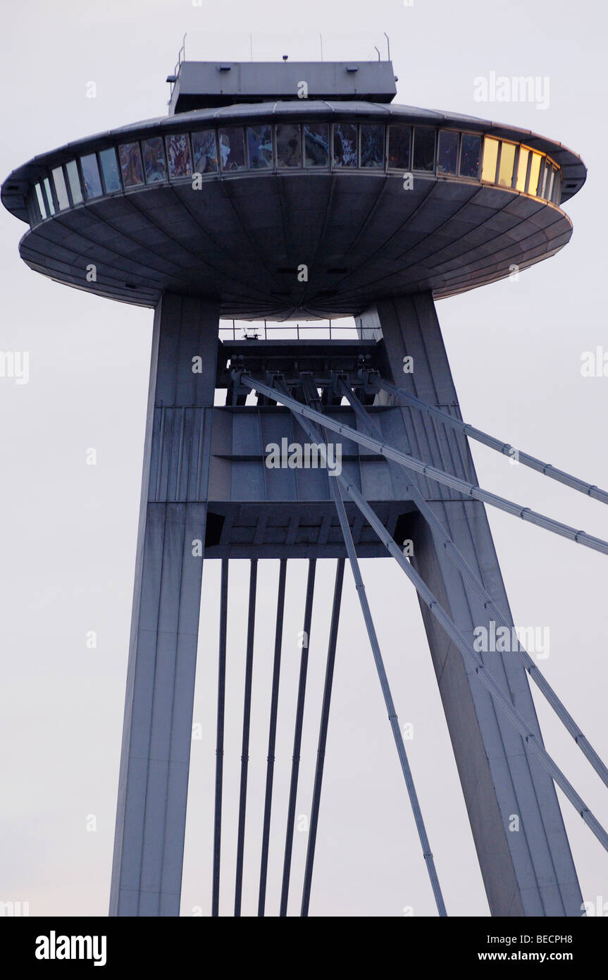 Ristorante UFO sulla torre del ponte nuovo, Nový più, Bratislava, Slovacchia, Europa orientale Foto Stock