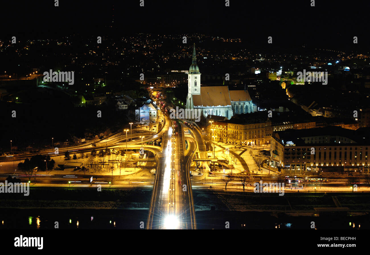 Vista dal ristorante UFO sul nuovo ponte, Nový più, verso San Martin's Cathedral, Bratislava, Slovacchia, Europa orientale Foto Stock