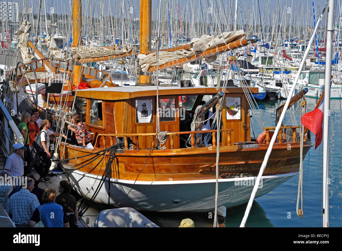 Il vecchio tradizionale scafo in legno sailing yacht ormeggiati presso il Grand Pavois international boat show a La Rochelle, Francia. Foto Stock
