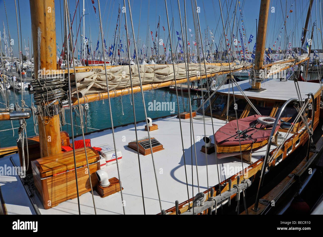 Il vecchio tradizionale scafo in legno sailing yacht ormeggiati presso il Grand Pavois international boat show a La Rochelle, Francia. Foto Stock