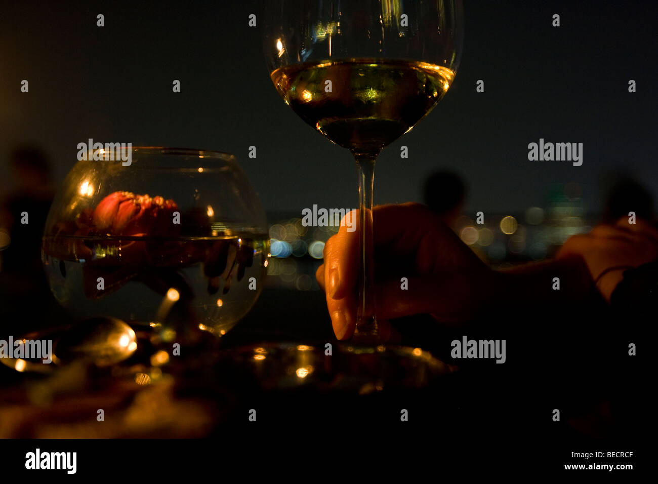 Con in mano un bicchiere di vino bianco al Moon bar Vertigo skybar Bangkok Foto Stock