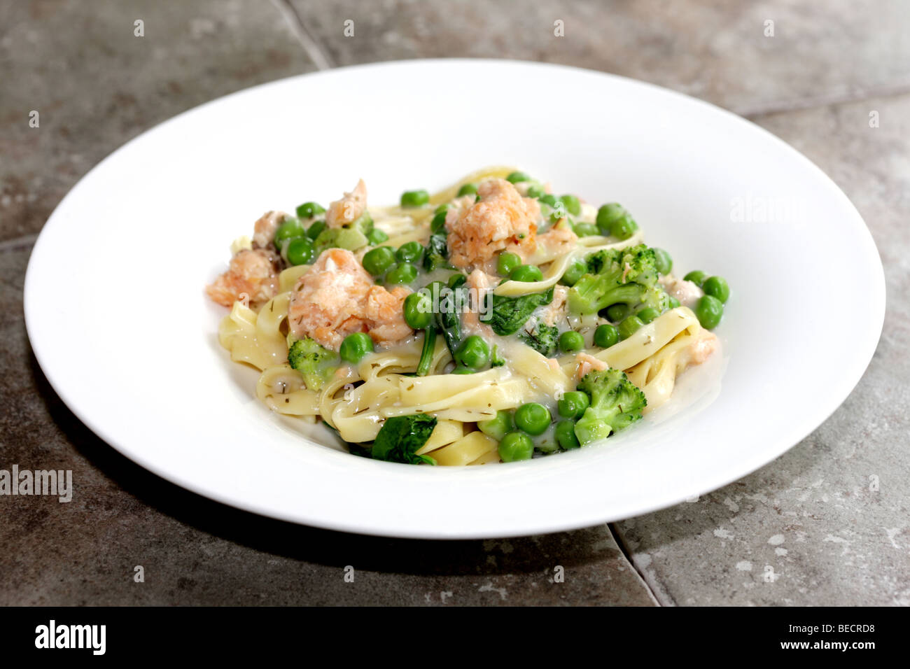 Stile italiano di salmone affumicato con le tagliatelle e una ricca salsa cremosa con n. di persone Foto Stock