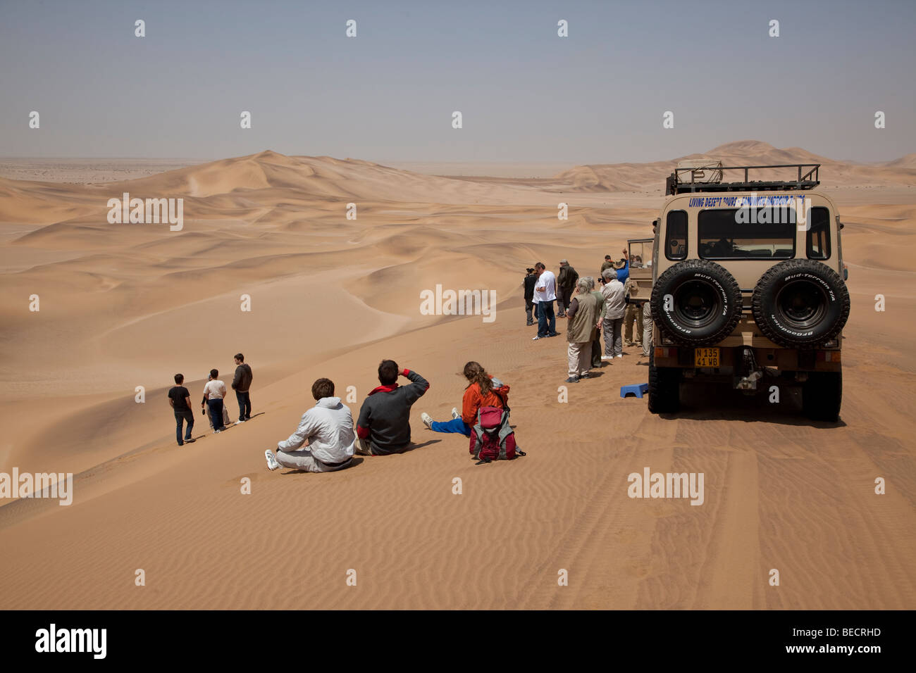 I turisti tra le dune di sabbia vicino a Swakopmund, Namib Desert, Namibia, Africa Foto Stock