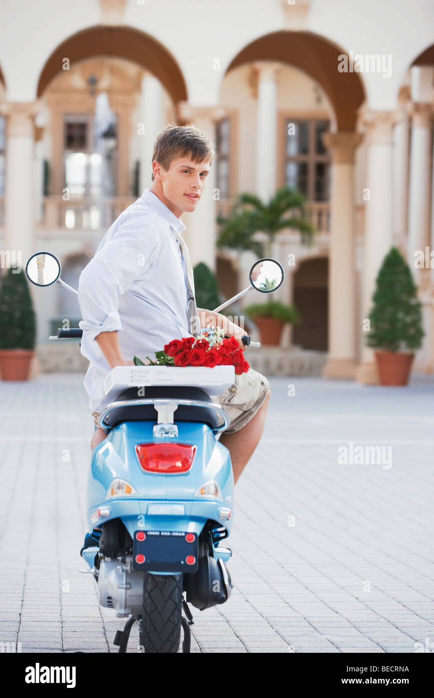 Uomo seduto su un ciclomotore, Biltmore Hotel Coral Gables, Florida, Stati Uniti d'America Foto Stock