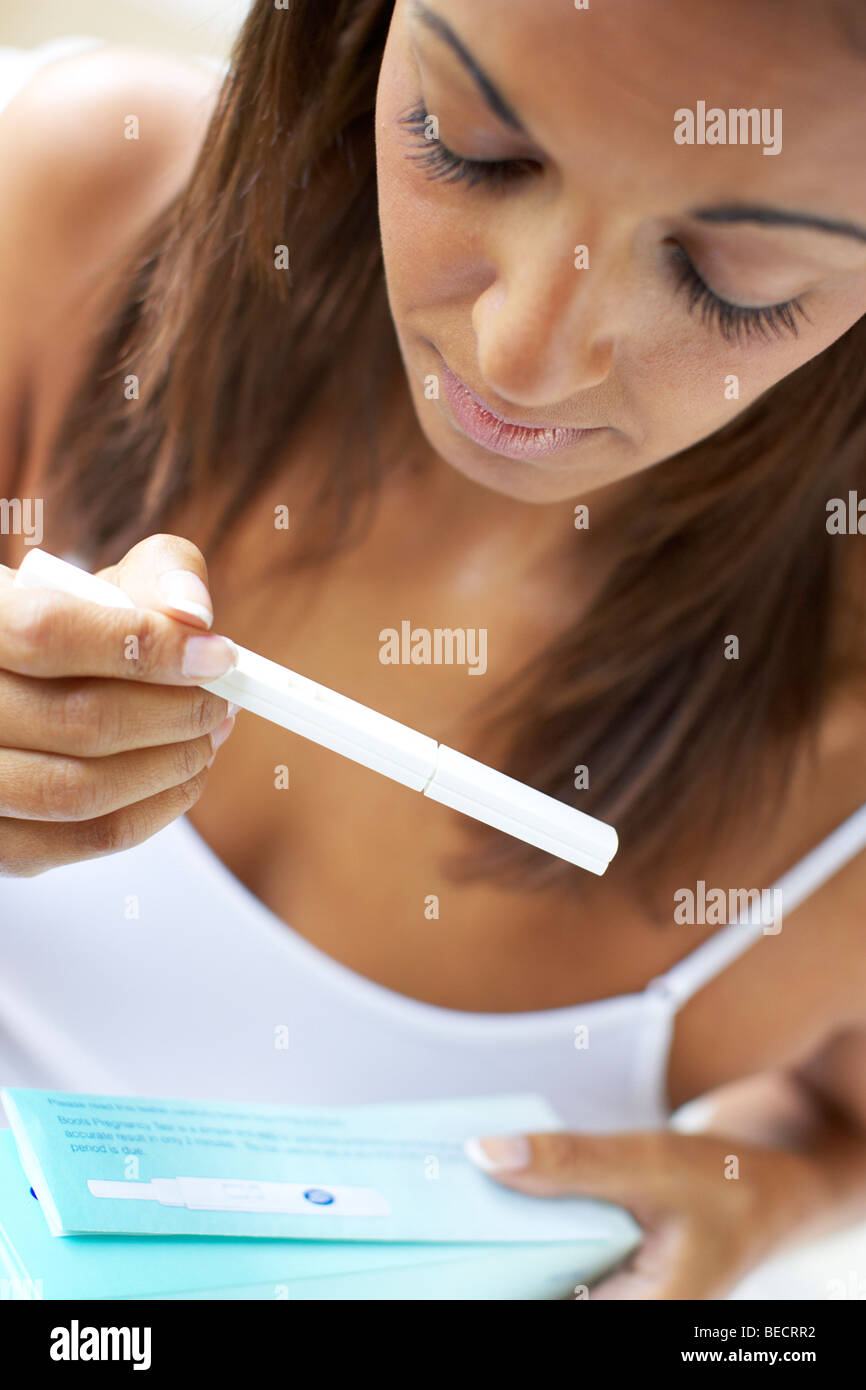 Ragazza con test di gravidanza Foto Stock
