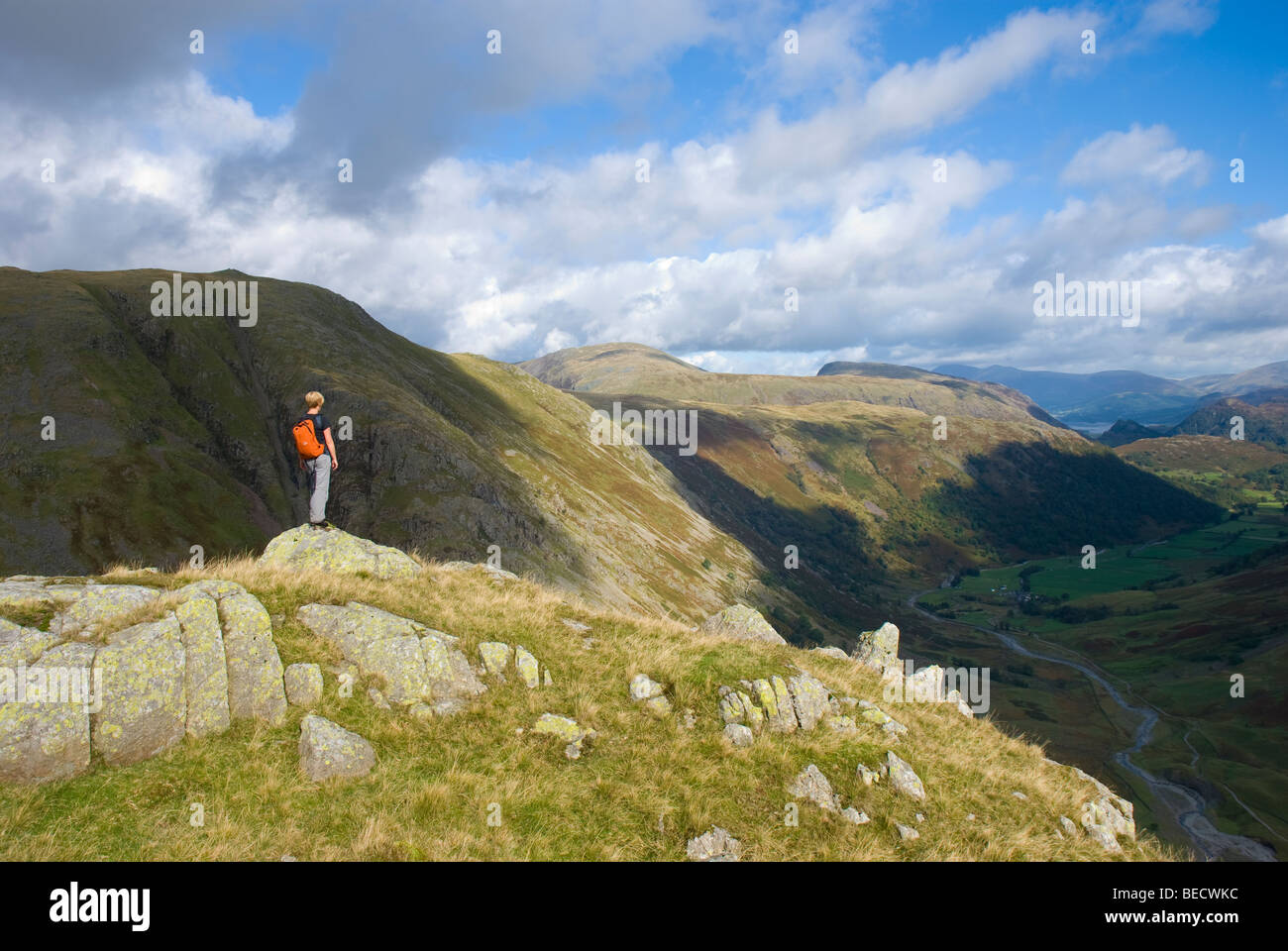 Signora cadde walker guardando la vista da Seathwaite cadde verso Borrowdale e Derwent Water. Foto Stock