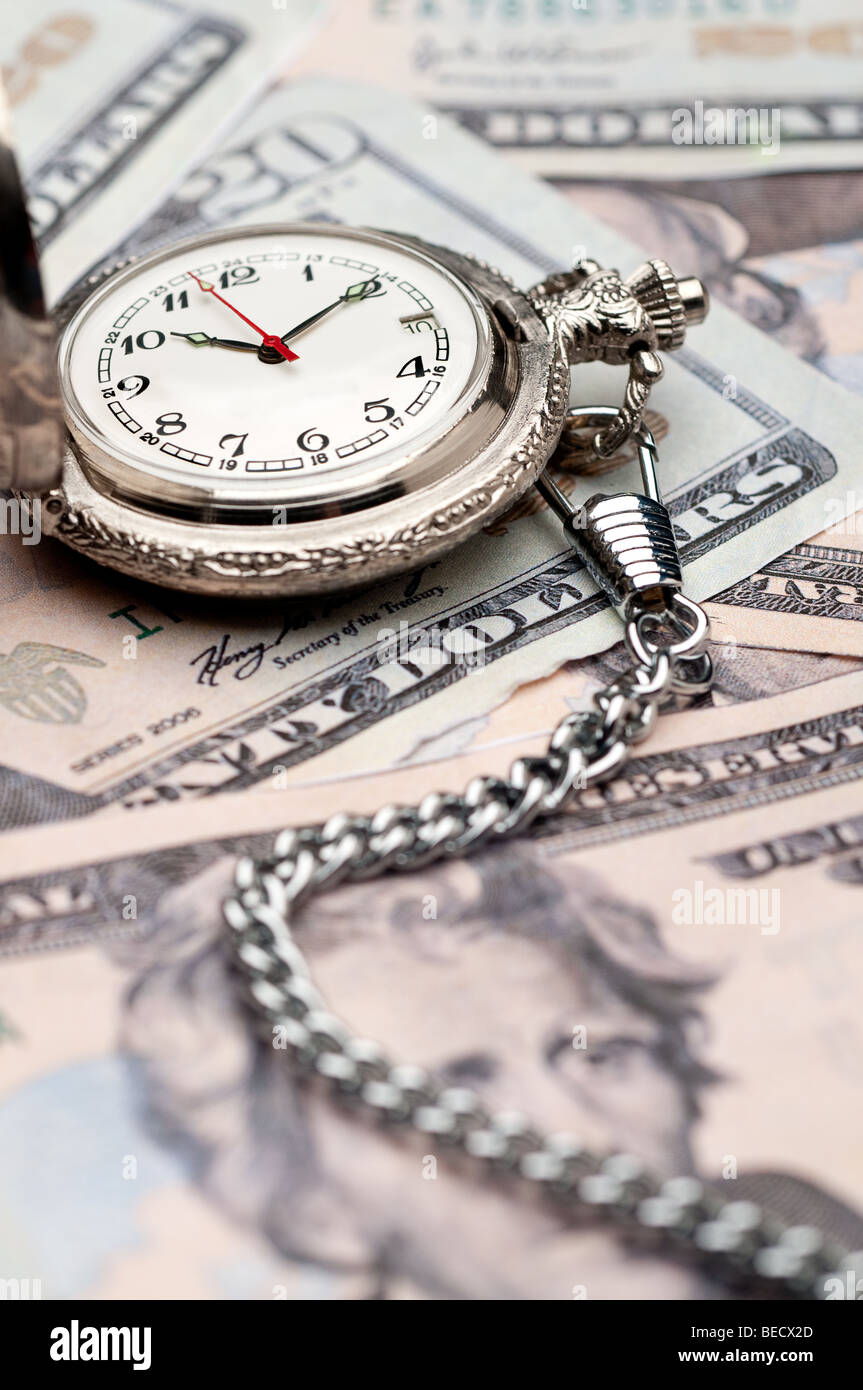 Il tempo è denaro - un orologio da tasca sulla moneta americana Foto Stock
