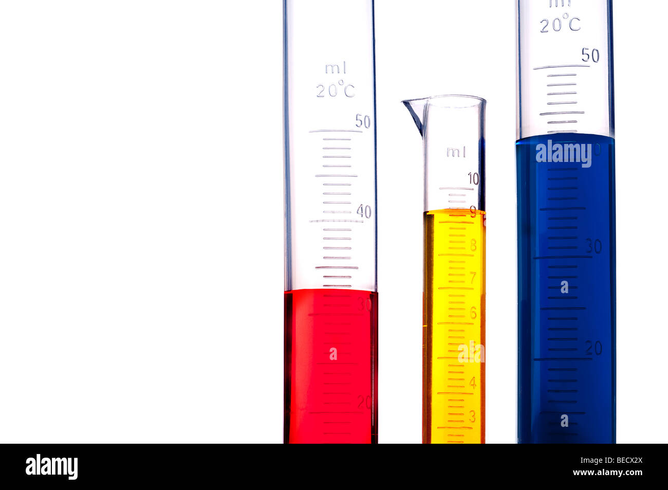Tre cilindri graduati di diversi composti chimici colorati Foto Stock