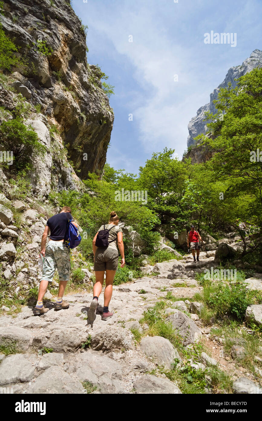 Gli escursionisti, Velika Paklenica, il Parco Nazionale di Paklenica, Dalmazia, Croazia, Europa Foto Stock