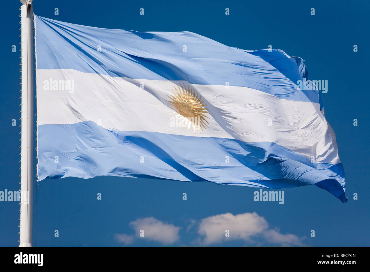 Argentina bandiera nazionale contro il cielo blu nel ventoso giorno soleggiato Foto Stock