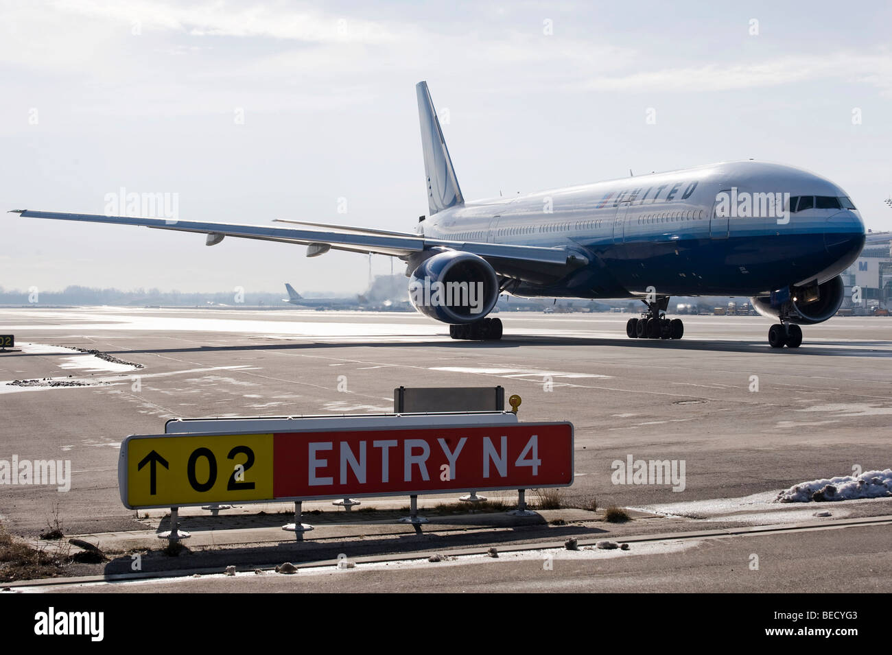 Boeing 777-222 da United Airlines, Aeroporto di Monaco di Baviera, Germania, Europa Foto Stock