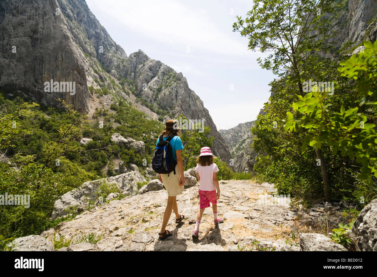 Gli escursionisti, Velika Paklenica, il Parco Nazionale di Paklenica, Dalmazia, Croazia, Europa Foto Stock