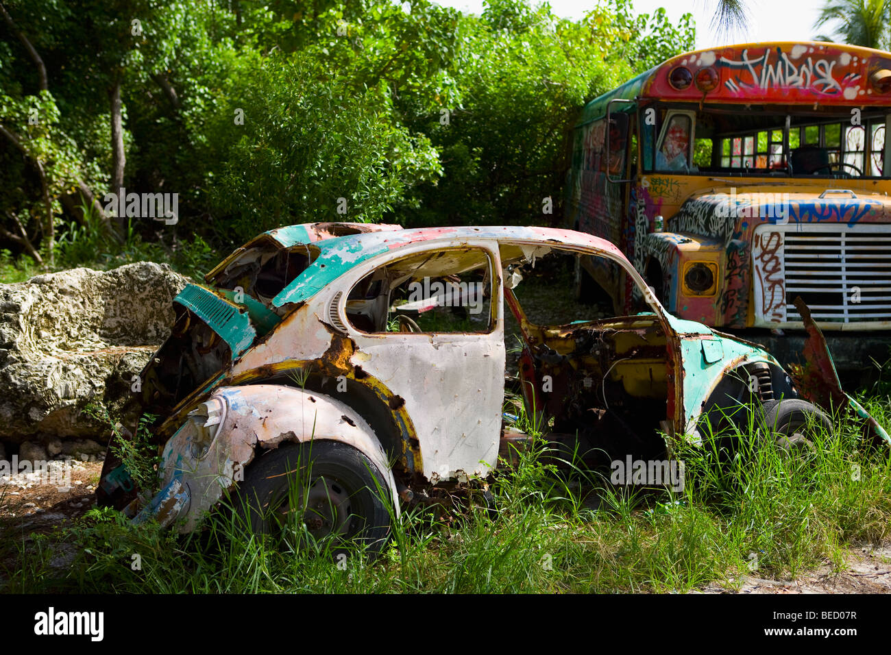Auto abbandonate e di un carrello in un campo, Virginia Key, Miami-Dade County, Florida, Stati Uniti d'America Foto Stock