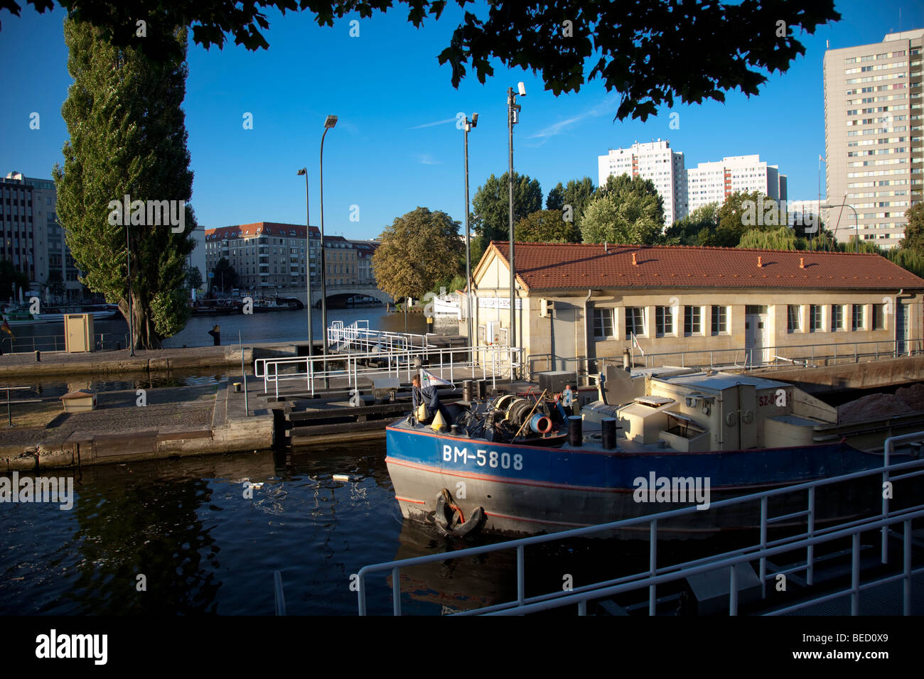 Berlino, Germania - barge dalla Polonia passando attraverso si blocca sul fiume Spree Foto Stock