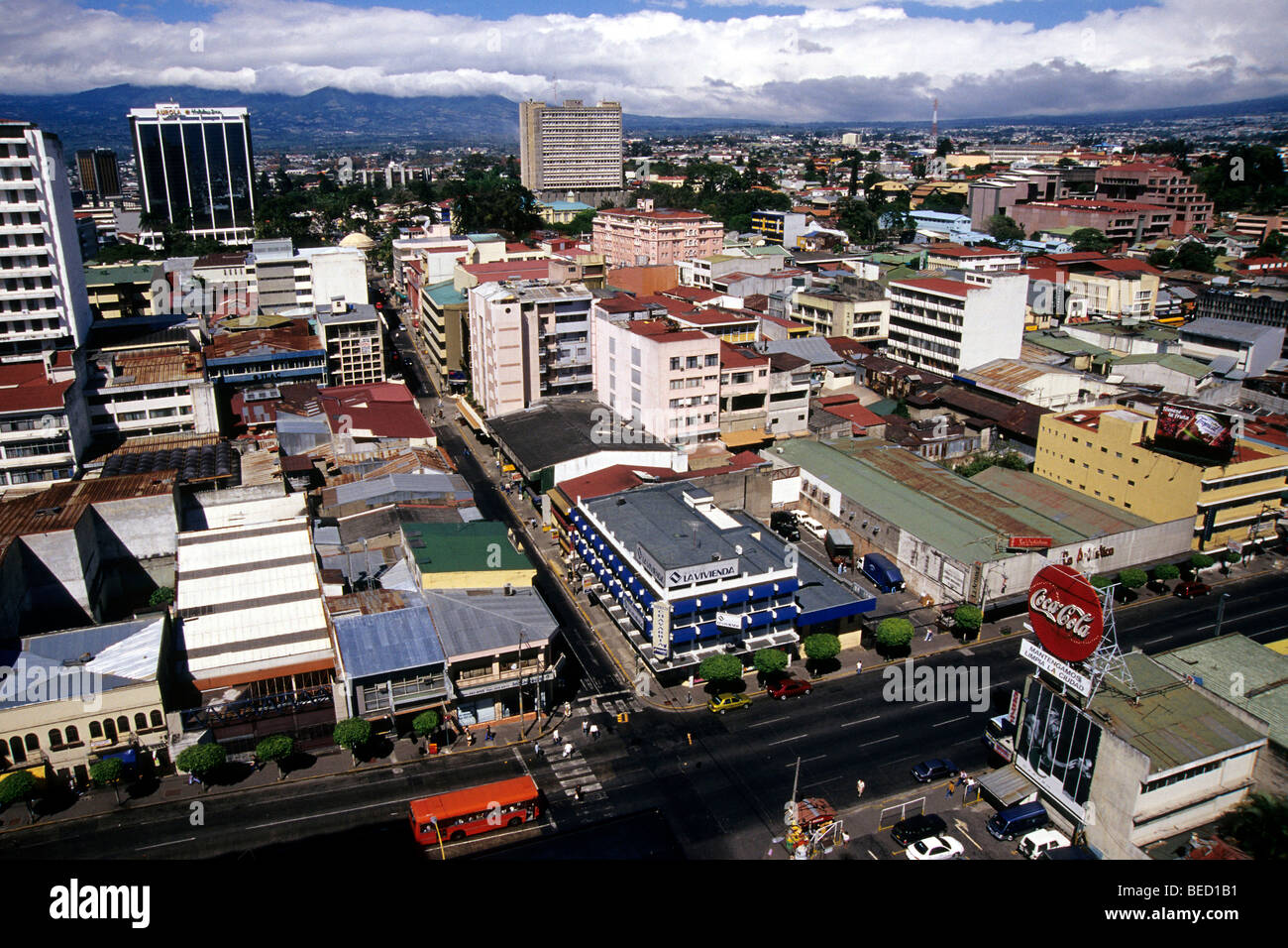 Skyline di San Jose, vista panoramica attraverso gli edifici della città capitale, Costa Rica, America Centrale Foto Stock
