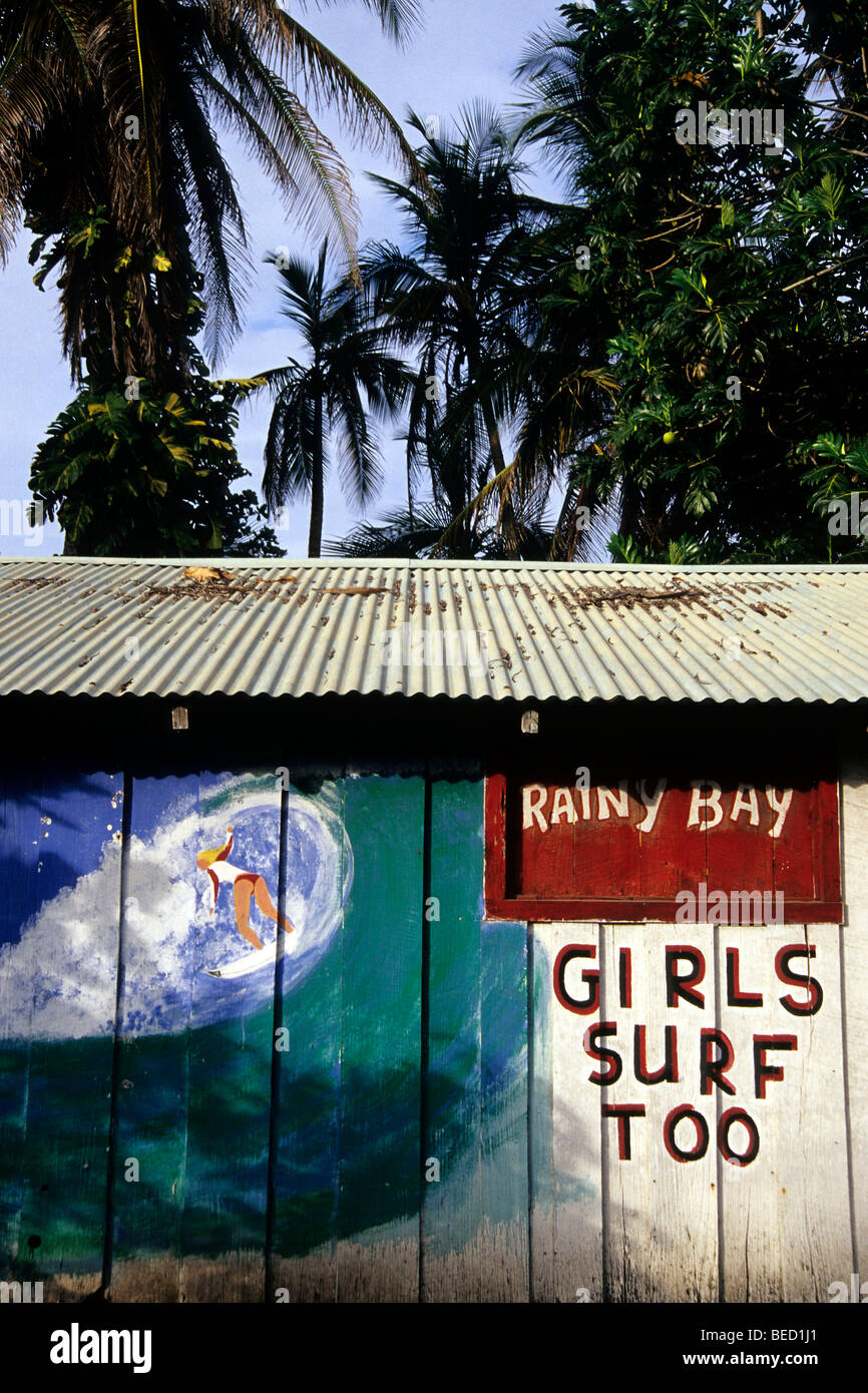 Pittura murale con una ragazza di surf, surf ragazze troppo, pubblicità in La Cahuita, parco nazionale, Parque Nacional Cahuita sui Caraibi Foto Stock