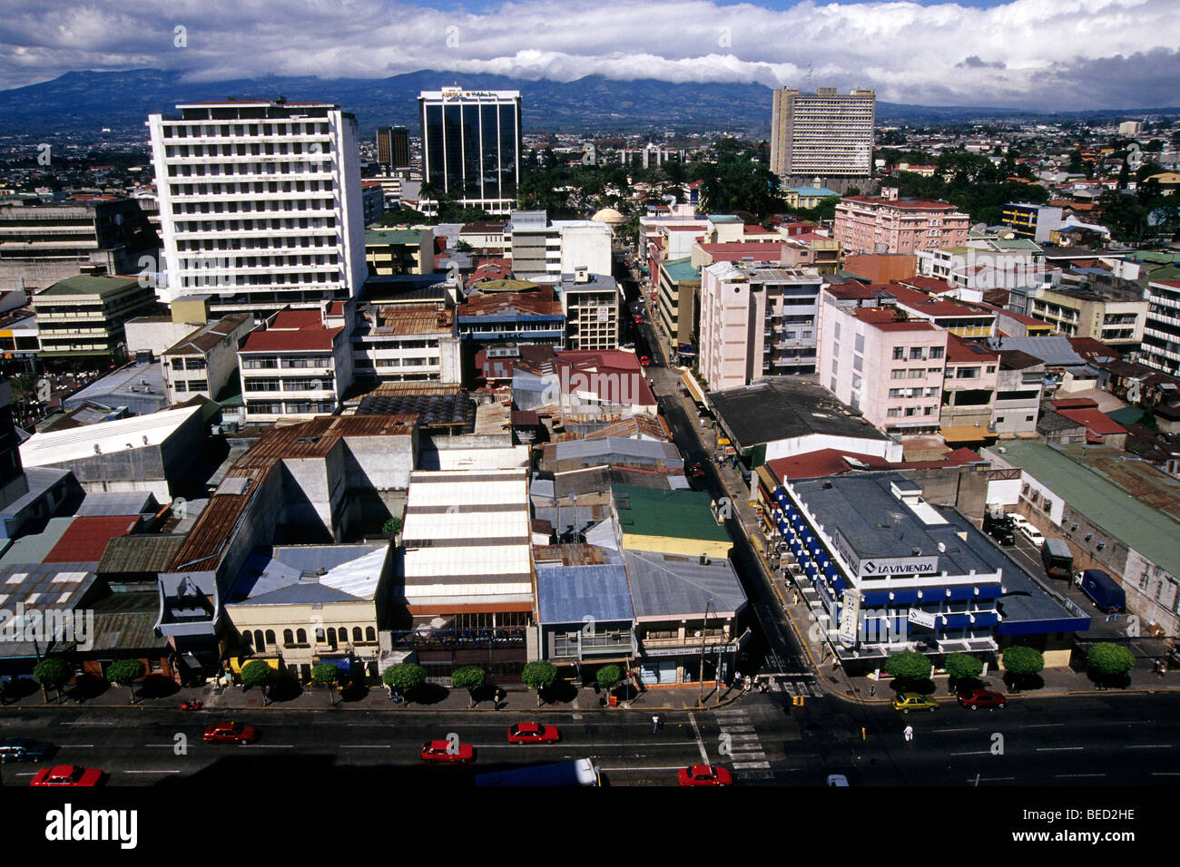 Skyline di San Jose, vista panoramica attraverso gli edifici della città capitale, Costa Rica, America Centrale Foto Stock