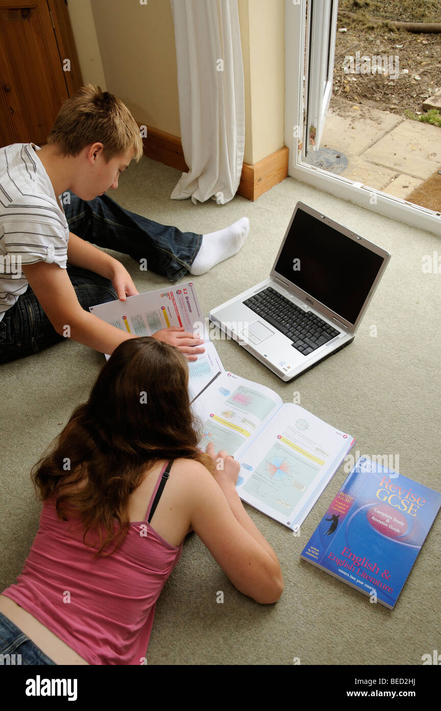 Gli adolescenti rivedere per esami GCSE un ragazzo e una ragazza gli studenti che studiano a casa Foto Stock