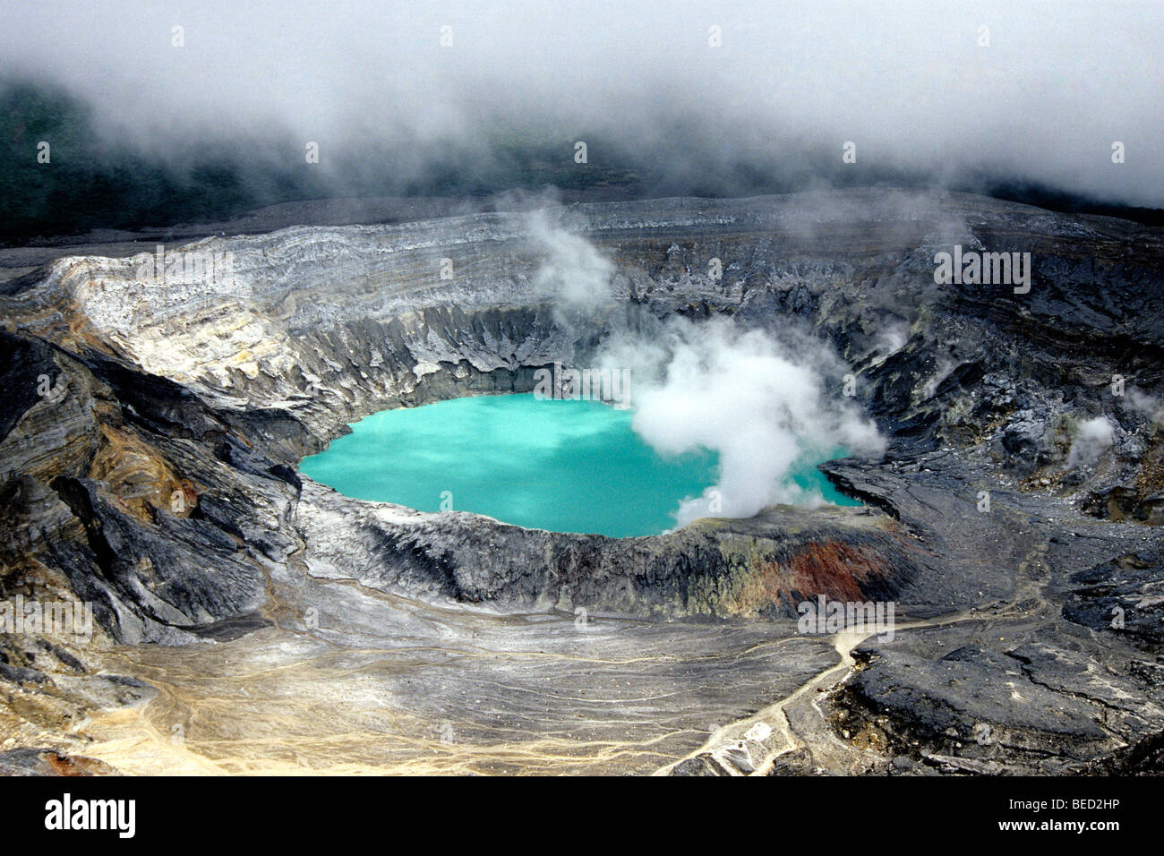 Vulcano Poás, parco nazionale nelle highlands centrali della provincia di Alajuela, il cratere principale con acqua blu, vapori di zolfo, smo Foto Stock