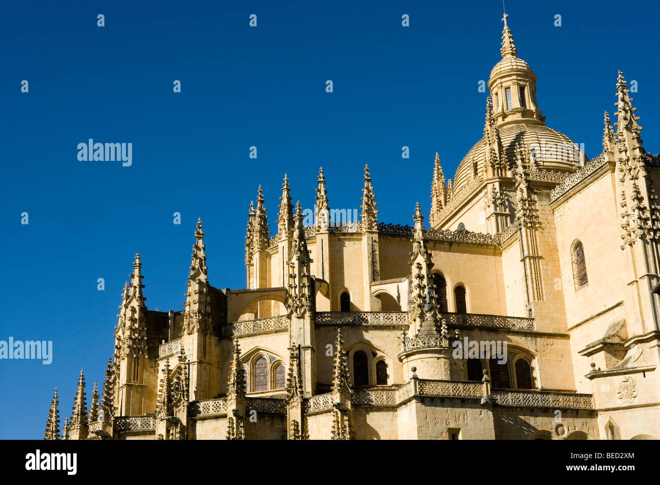 Cattedrale di Segovia con il gotico verticale di pinnacoli e guglie cupola contro il cielo blu, Segovia, Spagna Foto Stock