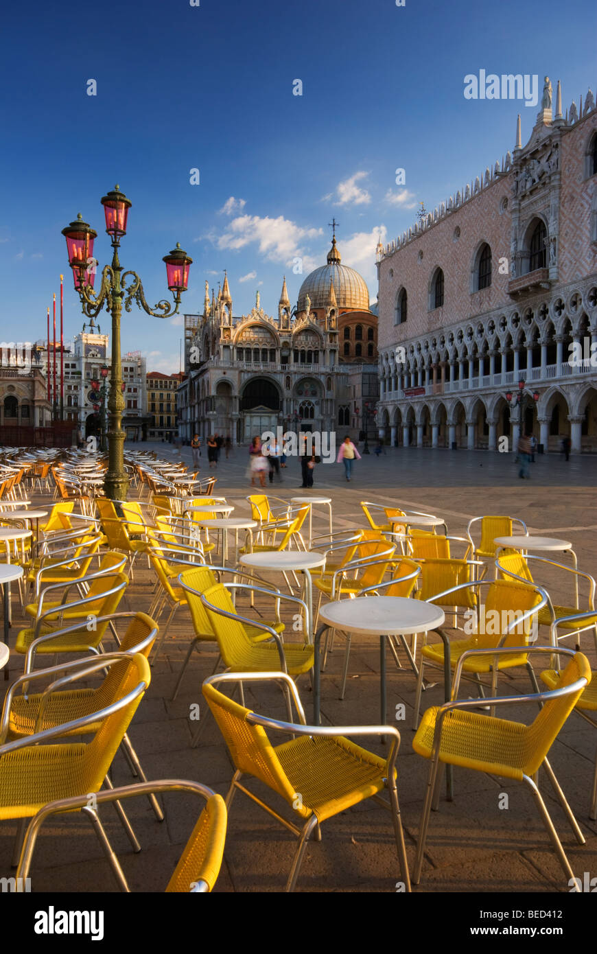 La mattina presto in Piazza San Marco con un paio di persone che iniziano la loro giornata, Venezia, Italia Foto Stock