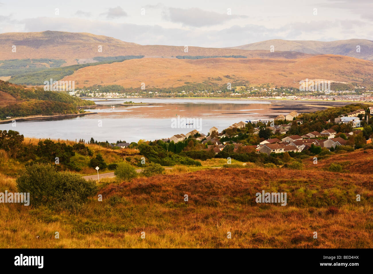 Vista su Fort William, Argyll, Scozia, da Glen Nevis Foto Stock