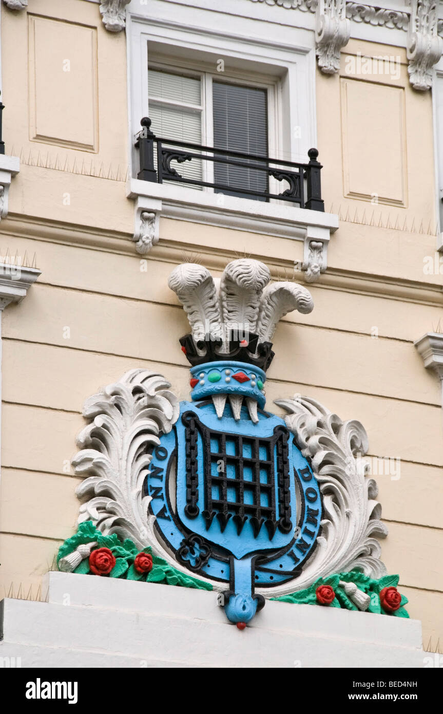 Il Principe di Galles cresta sopra la Moss Bros shop a Londra in Covent Garden Foto Stock