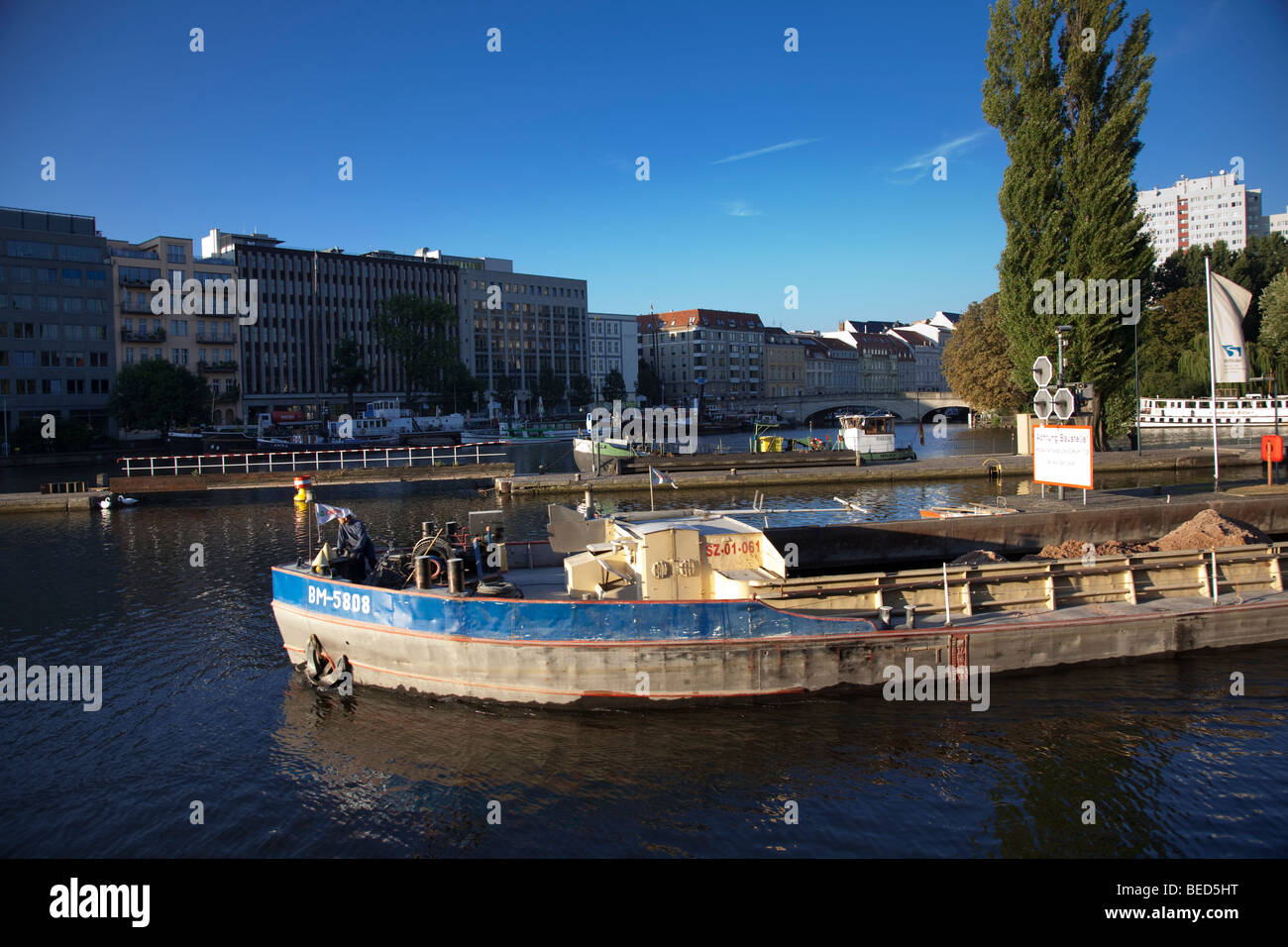 Berlino, Germania - Barge dalla Polonia sul fiume Spree Foto Stock