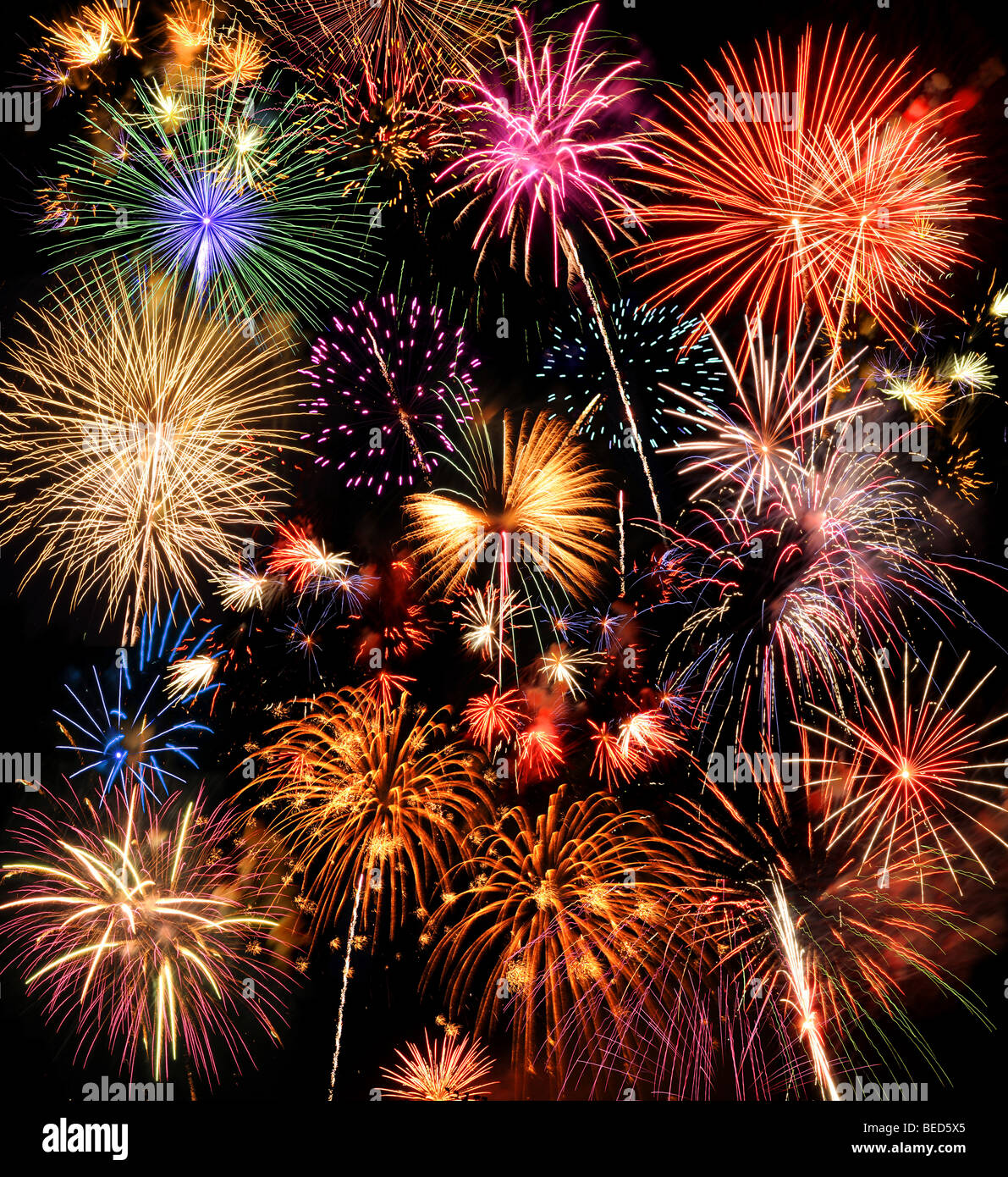 Coloratissimi fuochi d'artificio su un cielo notturno Foto Stock