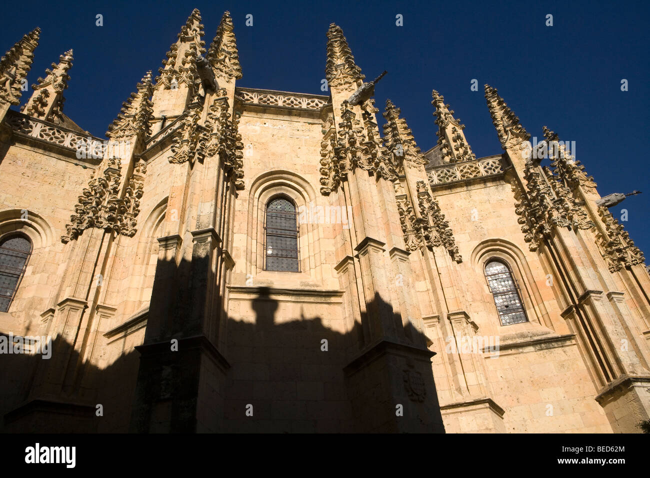 Cattedrale di Segovia con gotiche guglie verticali contro il cielo blu e a basso angolo di visione, Segovia, Spagna Foto Stock