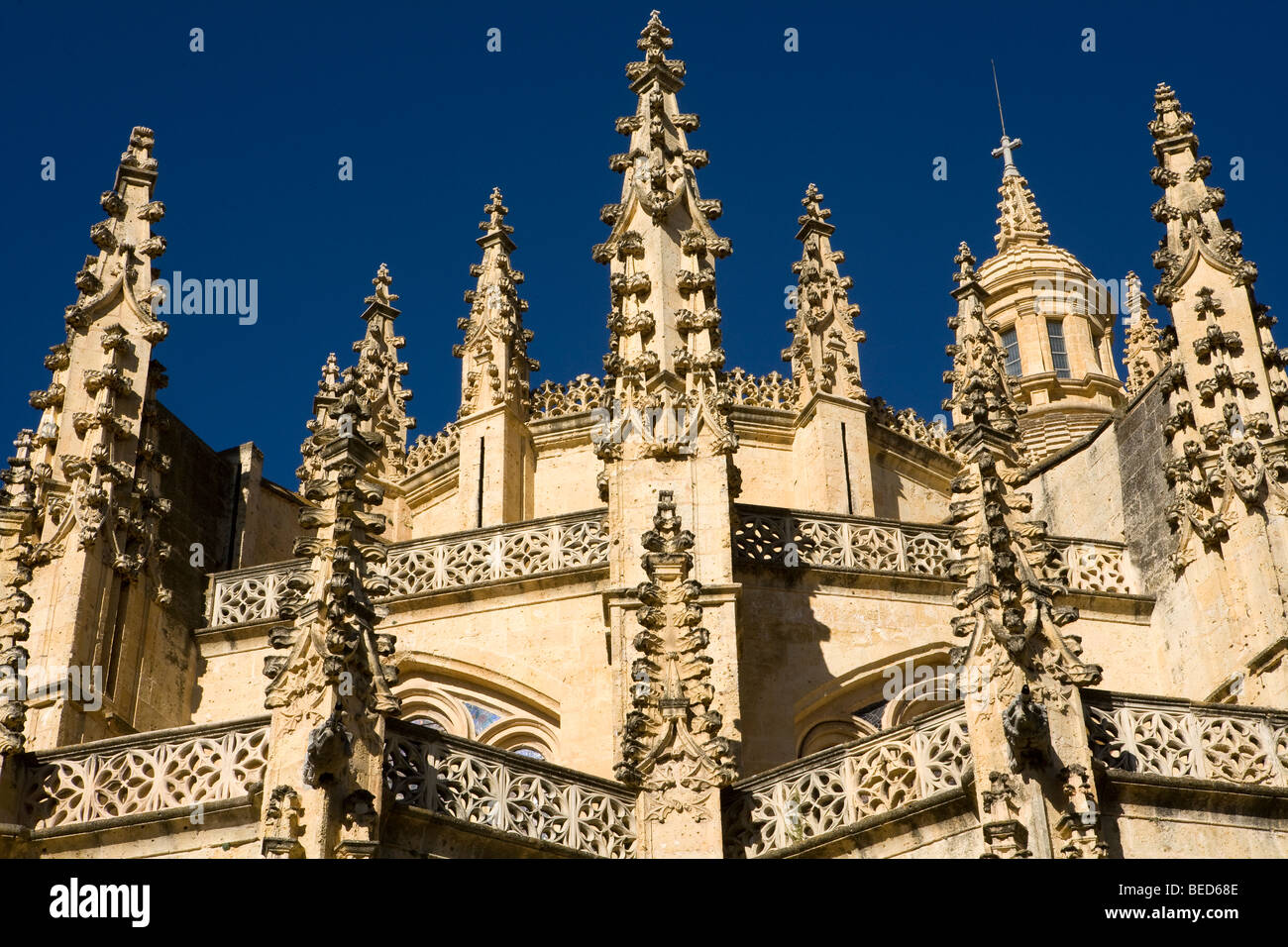 Cattedrale di Segovia con gotiche guglie verticali contro il cielo blu, vista frontale, Segovia, Spagna Foto Stock